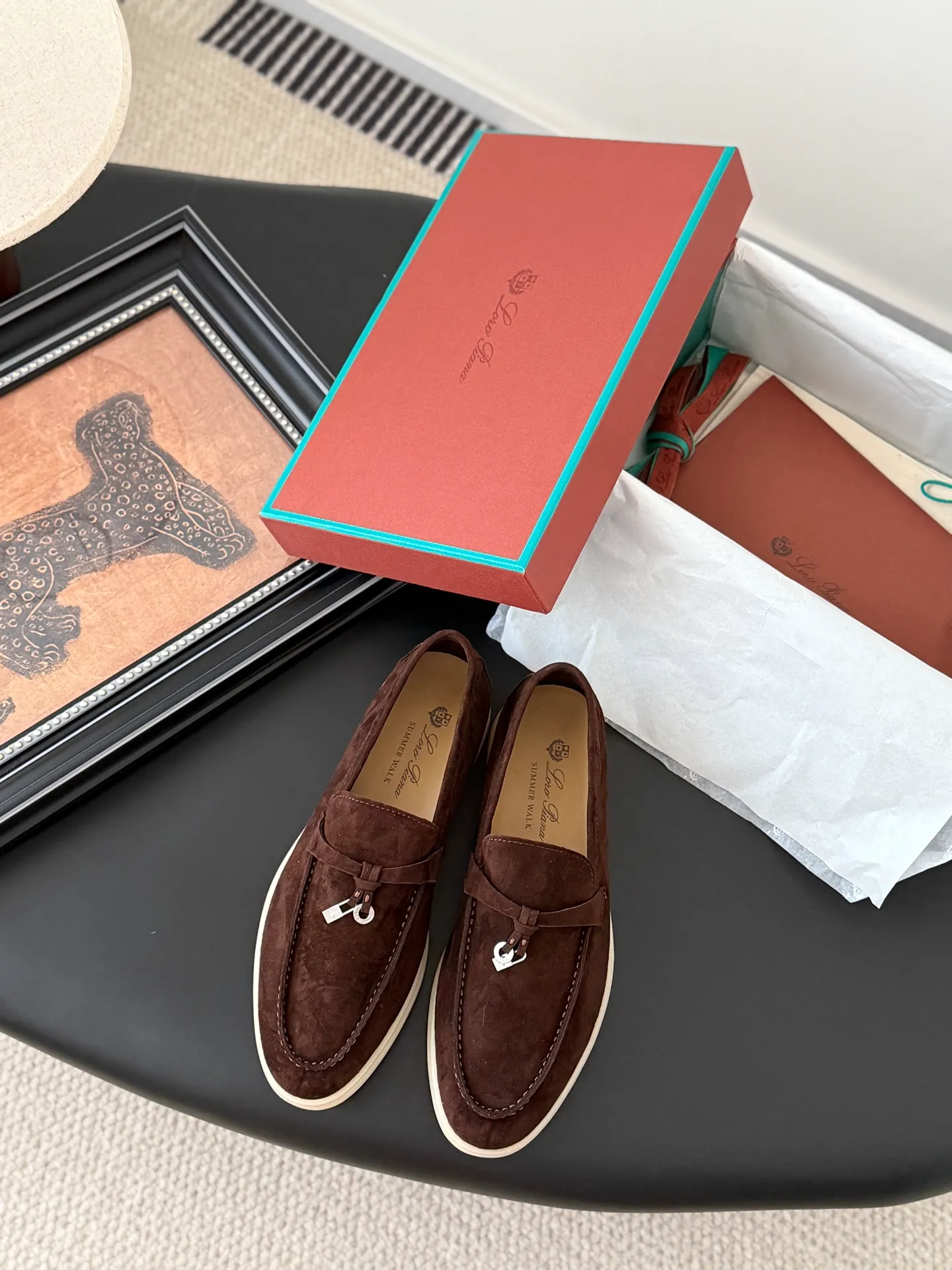 👟👟Ex-factory price 480👟👟 Top-quality double-layered genuine leather loafers. The quality is authentic. LP only sells high-end versions. Summer walk only has O pairs and countless pairs. The aesthetics and choice of shoes are also a kind of self-expression. Loro captures me with the comfort of walking on clouds. It adapts to the comfortable and relaxed state of wearing on weekdays, allowing i people to shuttle freely in relaxation and leisure. Double-layer leather on the upper, sheepskin lining Original outsole Size: 35-44